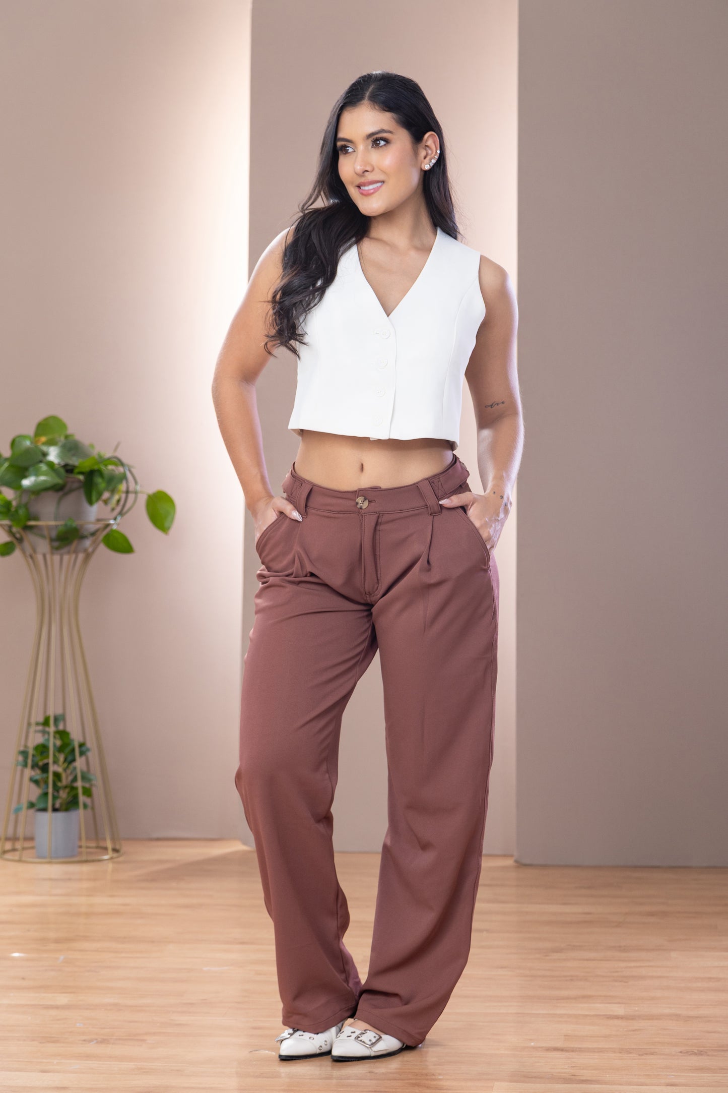 PANTALÓN CORTE RECTO Y PINZA DELANTERA