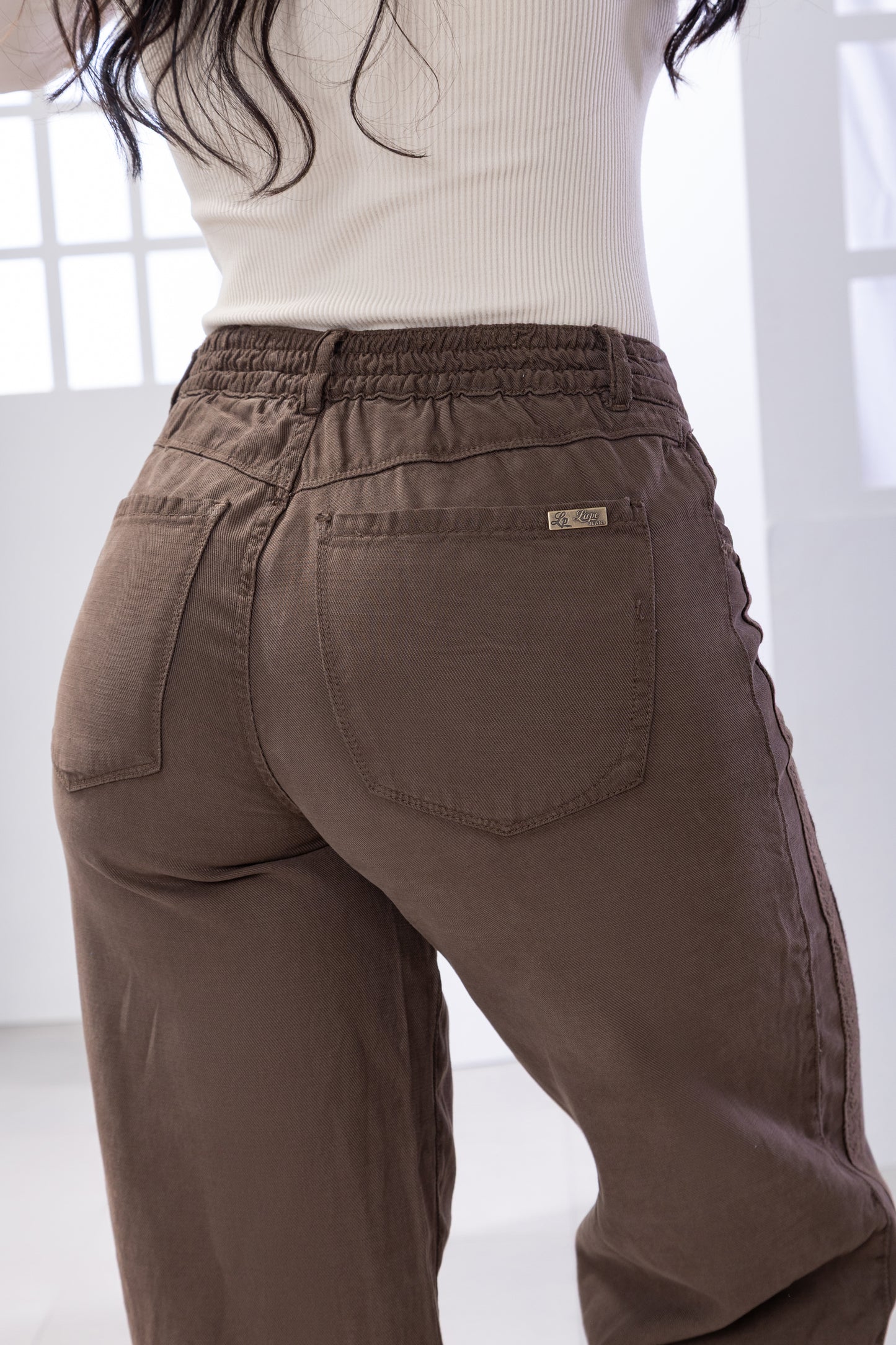 PANTALON WIDE LEG CON DETALLE LATERAL.