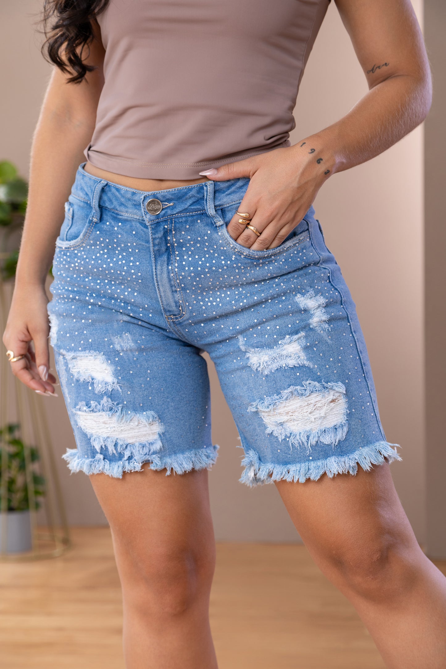 BERMUDA DENIM CON PEDRERÍA Y ROTOS
