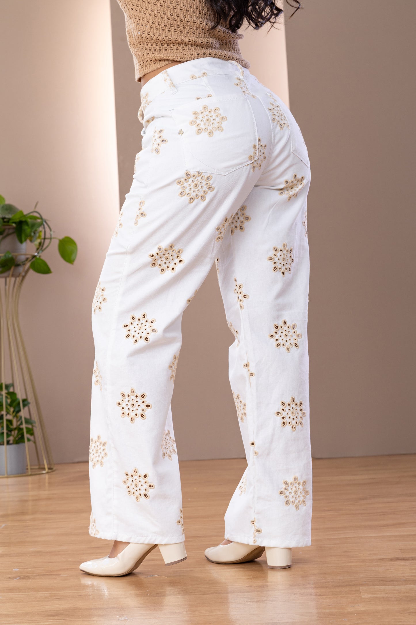 PANTALON LINO CON BORDADO EN RELIEVE