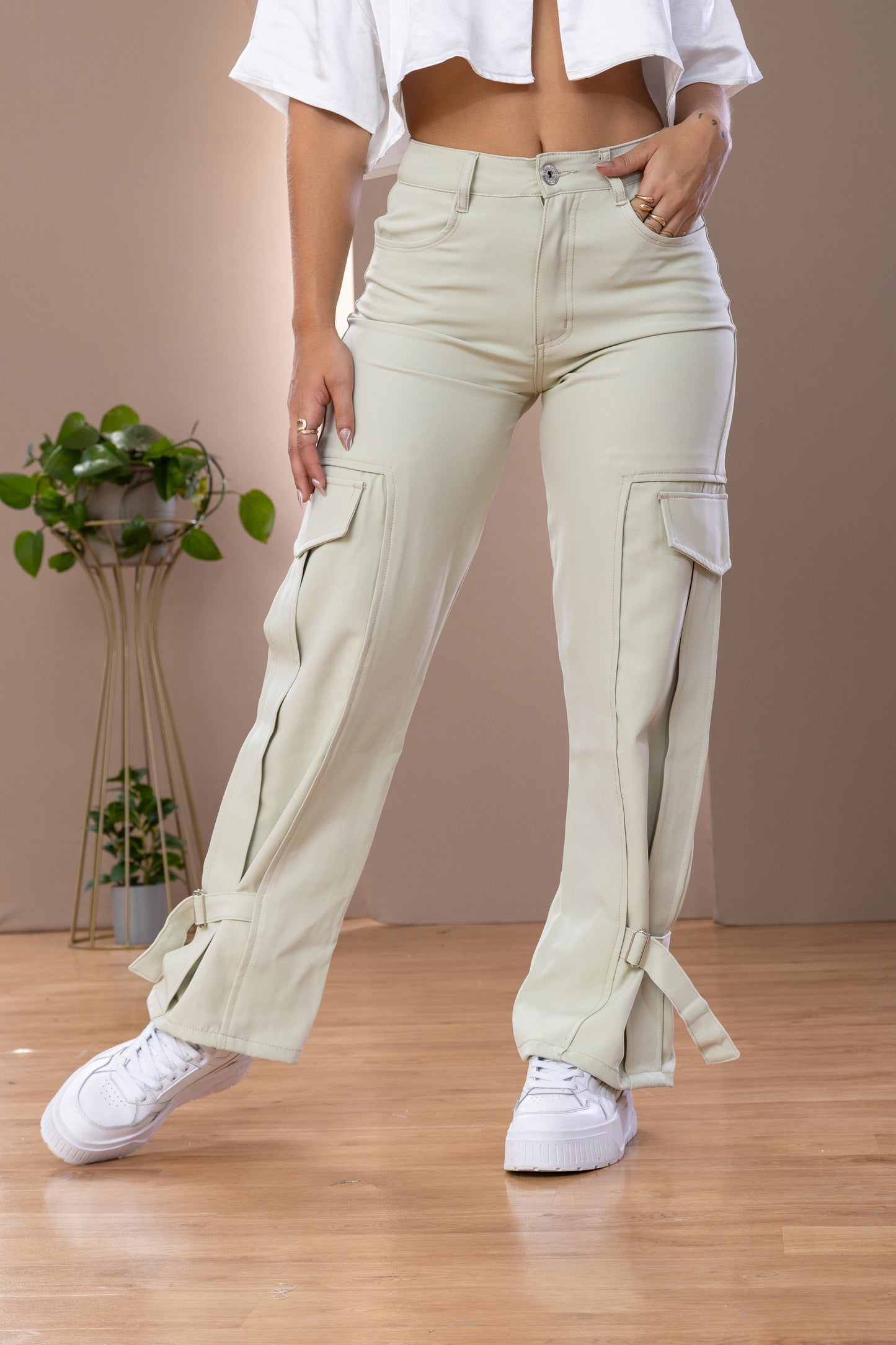 PANTALÓN CARGO CON ABERTURAS AJUSTABLES