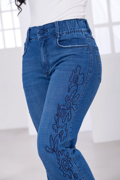JEAN RECTO CON BORDADO FLORAL
